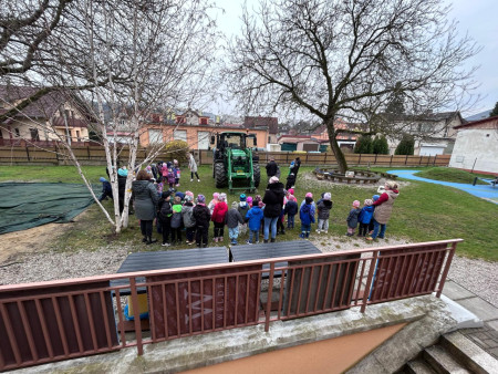 Na zahradu nám přijel traktor